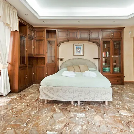 Domus Patrizia Romana Apartman *